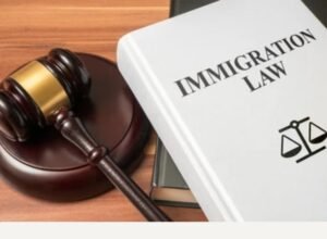 puedo viajar en avión si tengo orden de deportación