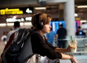 tengo 17 años puedo viajar solo en avión